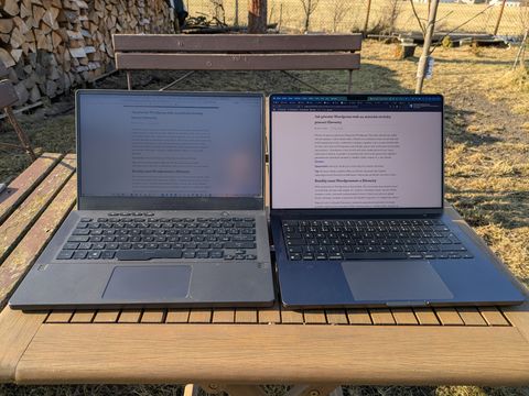 Srovnání svítivosti displeje na slunci mezi Asus Zephyrus G14 a Macbook Pro M4 s nanotexturou