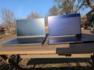 Srovnání svítivosti displeje na slunci mezi Asus Zephyrus G14 a Macbook Pro M4 s nanotexturou