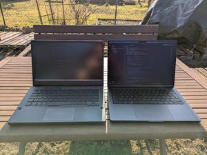 Srovnání svítivosti displeje na slunci mezi Asus Zephyrus G14 a Macbook Pro M4 s nanotexturou