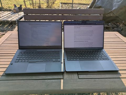 Srovnání svítivosti displeje na slunci mezi Asus Zephyrus G14 a Macbook Pro M4 s nanotexturou