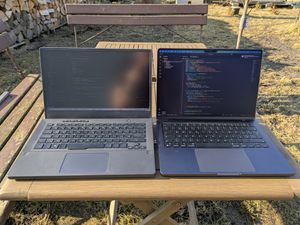 Srovnání svítivosti displeje na slunci mezi Asus Zephyrus G14 a Macbook Pro M4 s nanotexturou