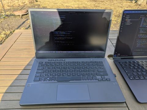 Srovnání svítivosti displeje na slunci mezi Asus Zephyrus G14 a Macbook Pro M4 s nanotexturou