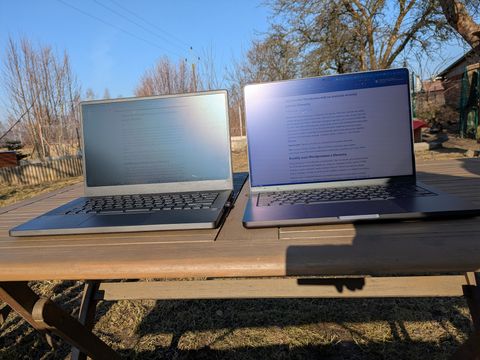 Srovnání svítivosti displeje na slunci mezi Asus Zephyrus G14 a Macbook Pro M4 s nanotexturou