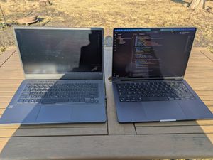 Srovnání svítivosti displeje na slunci mezi Asus Zephyrus G14 a Macbook Pro M4 s nanotexturou