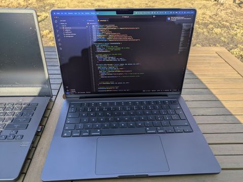 Srovnání svítivosti displeje na slunci mezi Asus Zephyrus G14 a Macbook Pro M4 s nanotexturou